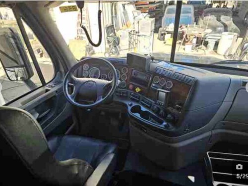2016 Showhauler 2 Bath Cascadia Coach, 600HP, 13 Speed, 56K Miles, Available Today - Image 25